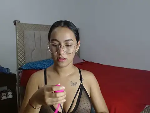 Snapshot of KatyCoupleHot chatting on October 23, 9:35 pm KatyCoupleHot online show from October 23, 9:35 pm