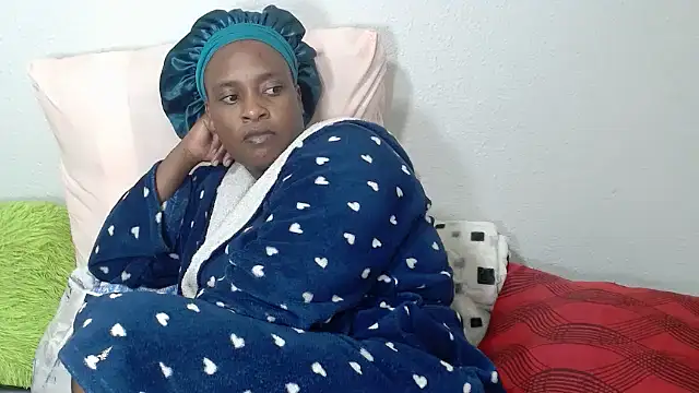 QueenRomaxx1 online show from October 20, 6:30 pm