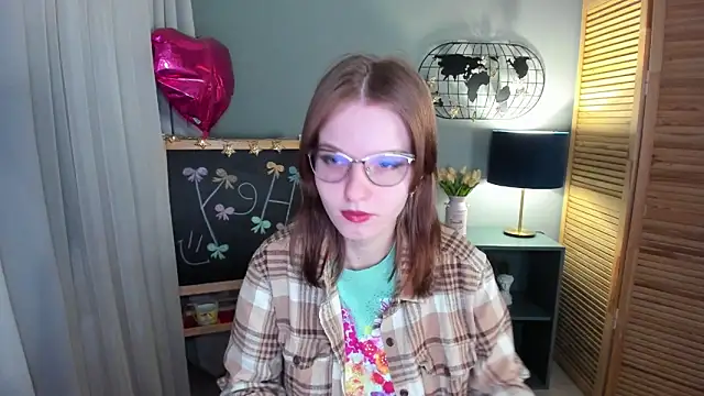 Snapshot of Madelaineses chatting on November 6, 9:10 am Madelaineses online show from November 6, 9:10 am