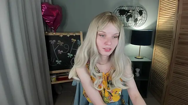 Snapshot of Madelaineses chatting on November 15, 9:28 am Madelaineses online show from November 15, 9:28 am