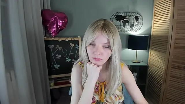 Snapshot of Madelaineses chatting on November 16, 10:10 am Madelaineses online show from November 16, 10:10 am