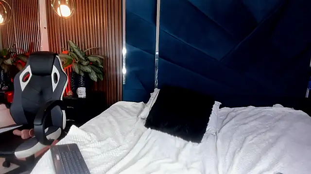 Snapshot of EmilyDuran_ chatting on September 18, 2:35 am EmilyDuran online show from September 18, 2:35 am