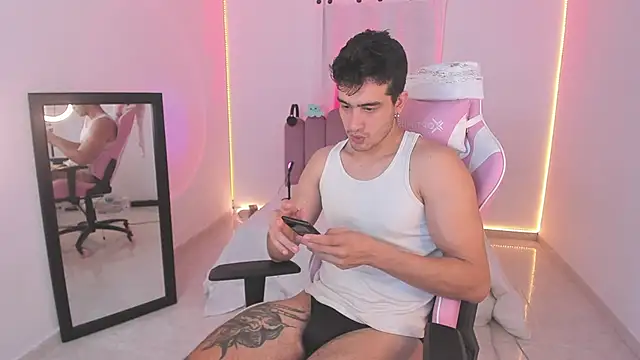 Snapshot of CamCumBoy chatting on December 4, 8:45 am CamCumBoy online show from December 4, 8:45 am