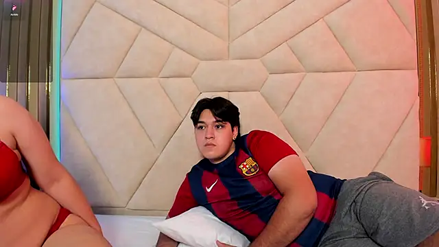 Snapshot of EmilyANDrew_ chatting on November 4, 5:06 am EmilyANDrew online show from November 4, 5:06 am