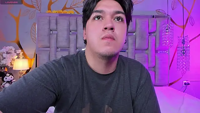 Snapshot of EmilyANDrew_ chatting on November 19, 4:56 am EmilyANDrew online show from November 19, 4:56 am