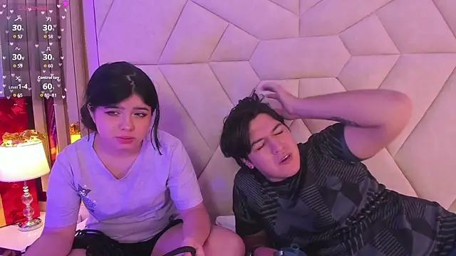 Snapshot of EmilyANDrew_ chatting on December 15, 4:50 am EmilyANDrew online show from December 15, 4:50 am