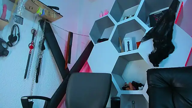 Snapshot of Madame_Deborass chatting on October 14, 4:46 am Madame Deborass online show from October 14, 4:46 am