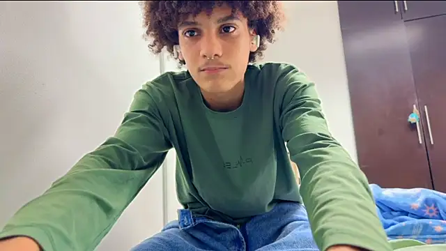 Snapshot of Max_Rain chatting on November 23, 4:01 am Max Rain online show from November 23, 4:01 am