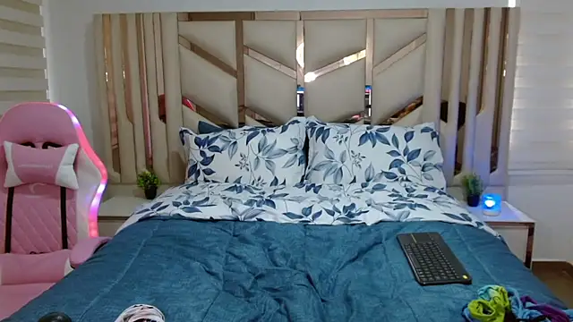 Snapshot of violett_star1 chatting on November 27, 4:53 pm violett star1 online show from November 27, 4:53 pm