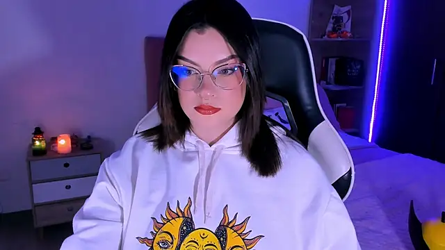 Snapshot of OphelianaRose33 chatting on October 28, 10:56 pm OphelianaRose33 online show from October 28, 10:56 pm