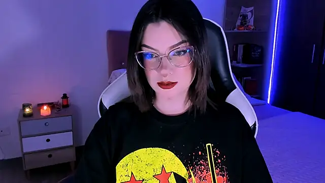 Snapshot of OphelianaRose33 chatting on November 2, 9:06 pm OphelianaRose33 online show from November 2, 9:06 pm