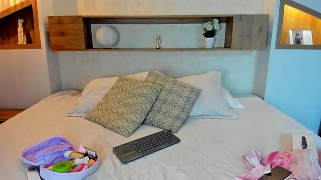 Snapshot of Emilly_Beaumont chatting on May 13, 12:57 pm Emilly Beaumont online show from May 13, 12:57 pm