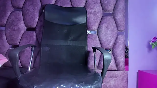 Snapshot of Emy_Latin chatting on November 24, 8:08 pm Emy Latin online show from November 24, 8:08 pm