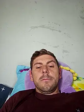 Snapshot of Alex-andru88 chatting on October 5, 1:53 pm Alex-andru88 online show from October 5, 1:53 pm