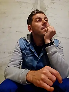 Snapshot of Alex-andru88 chatting on October 21, 3:40 am Alex-andru88 online show from October 21, 3:40 am