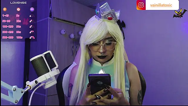 Snapshot of vainilla_doll chatting on October 3, 1:24 am vainilla doll online show from October 3, 1:24 am