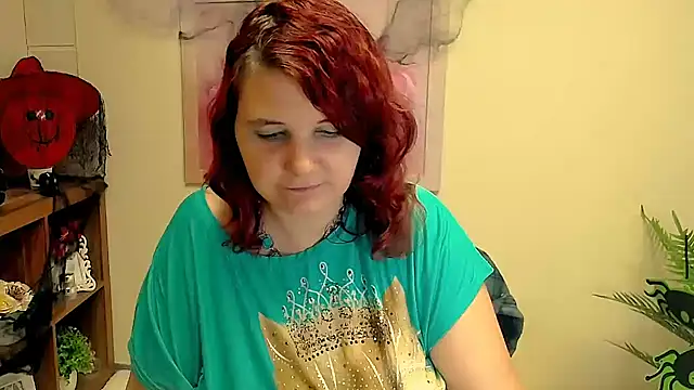 Snapshot of TwoBigSuns chatting on October 14, 7:09 am TwoBigSuns online show from October 14, 7:09 am