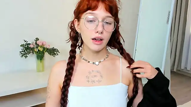 Snapshot of LeelooYolo chatting on November 9, 10:35 am LeelooYolo online show from November 9, 10:35 am