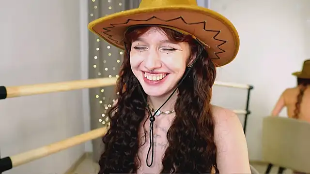 Snapshot of LeelooYolo chatting on December 13, 7:53 pm LeelooYolo online show from December 13, 7:53 pm