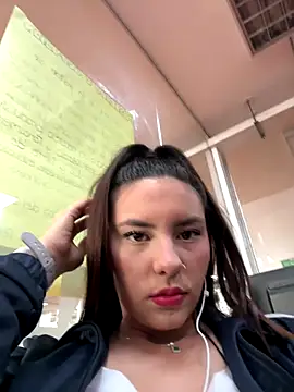 Katie rawwww online show from December 5, 4:14 pm