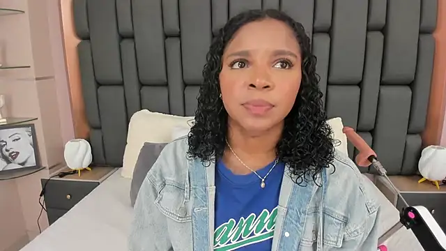 Snapshot of LisaMendez chatting on October 24, 3:47 am LisaMendez online show from October 24, 3:47 am