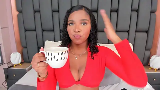 Snapshot of LisaMendez chatting on October 31, 4:02 am LisaMendez online show from October 31, 4:02 am