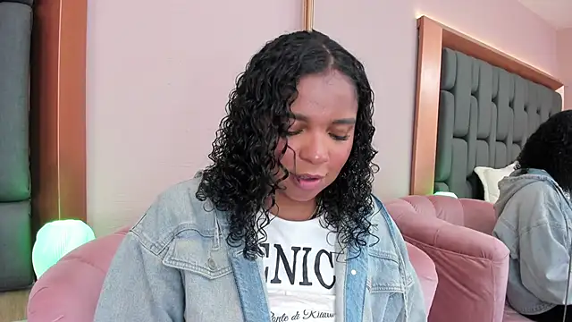 Snapshot of LisaMendez chatting on November 11, 4:01 am LisaMendez online show from November 11, 4:01 am