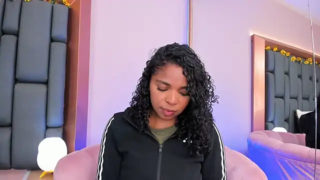 Snapshot of LisaMendez chatting on November 19, 1:05 am LisaMendez online show from November 19, 1:05 am