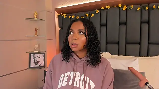 Snapshot of LisaMendez chatting on November 21, 11:03 pm LisaMendez online show from November 21, 11:03 pm