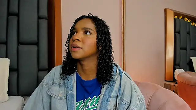 Snapshot of LisaMendez chatting on December 1, 4:06 am LisaMendez online show from December 1, 4:06 am