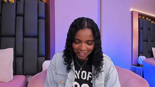 Snapshot of LisaMendez chatting on December 2, 4:07 am LisaMendez online show from December 2, 4:07 am