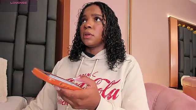 Snapshot of LisaMendez chatting on December 3, 4:31 am LisaMendez online show from December 3, 4:31 am