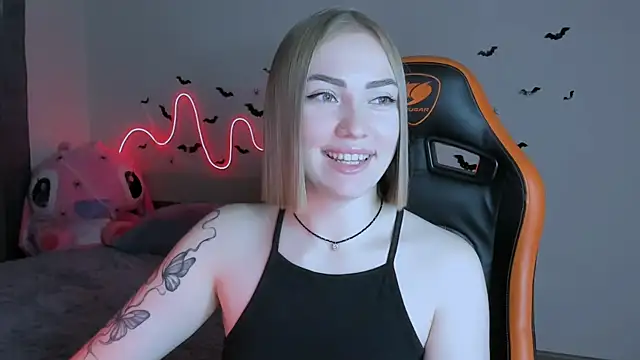 Snapshot of LaraKrein_lk chatting on October 24, 3:19 pm LaraKrein lk online show from October 24, 3:19 pm