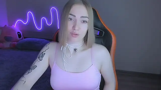 Snapshot of LaraKrein_lk chatting on November 14, 1:43 pm LaraKrein lk online show from November 14, 1:43 pm