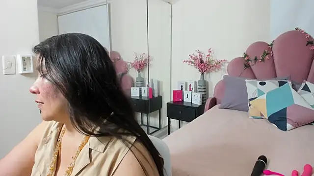 kiraGeiner online show from January 8, 7:16 pm