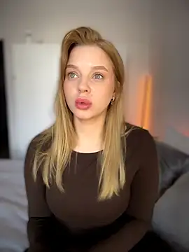 LilyFlamee online show from March 14, 2:55 pm