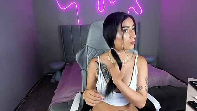 Emma and Issac online show from February 25, 9:13 pm