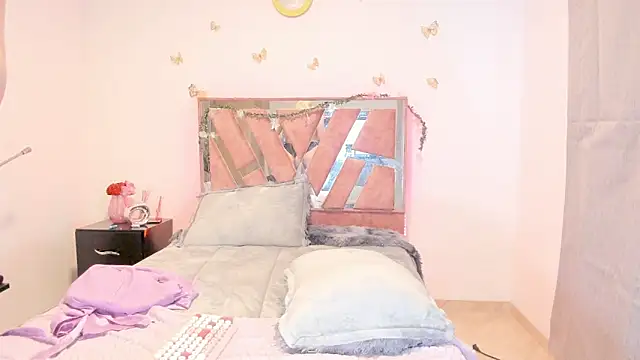 Snapshot of Ella_Lenox chatting on December 3, 9:35 pm Ella Lenox online show from December 3, 9:35 pm