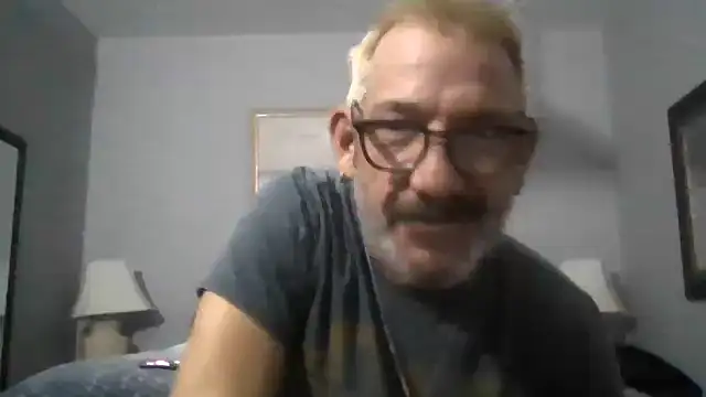 Snapshot of FoxnMouse chatting on October 31, 2:56 am FoxnMouse online show from October 31, 2:56 am