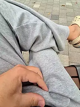 Snapshot of starvingo2002 chatting on November 8, 2:45 am starvingo2002 online show from November 8, 2:45 am