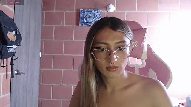 Snapshot of Andrea_camilaaa chatting on September 27, 5:18 pm Andrea camilaaa online show from September 27, 5:18 pm