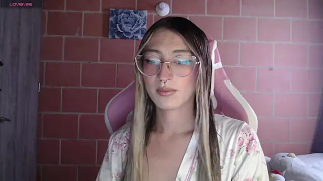 Snapshot of Andrea_camilaaa chatting on October 10, 1:43 pm Andrea camilaaa online show from October 10, 1:43 pm