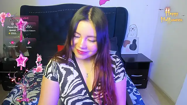 Snapshot of LucyPetit chatting on October 15, 1:33 pm LucyPetit online show from October 15, 1:33 pm