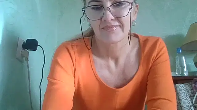 Snapshot of TianaQLove chatting on October 28, 10:41 am TianaQLove online show from October 28, 10:41 am