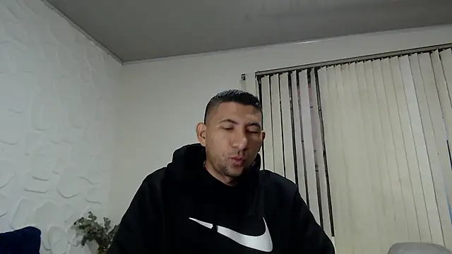 Snapshot of Morganandmegan chatting on November 19, 11:21 am Morganandmegan online show from November 19, 11:21 am