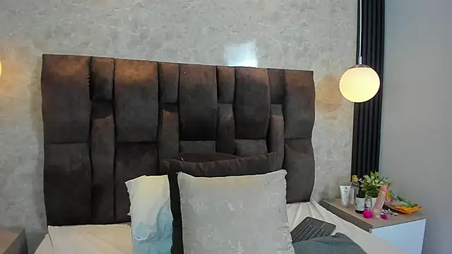 leilapons online show from September 12, 4:18 pm