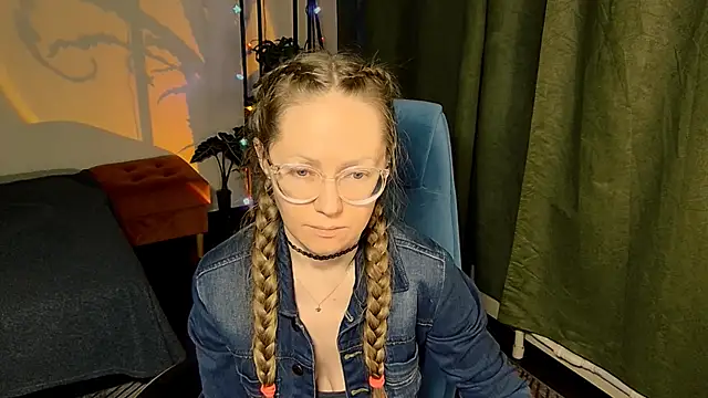 Snapshot of _Goldilocks_ chatting on October 7, 4:04 pm  Goldilocks  online show from October 7, 4:04 pm
