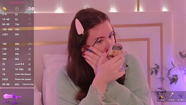 Snapshot of MeganStrain chatting on November 26, 3:18 am MeganStrain online show from November 26, 3:18 am