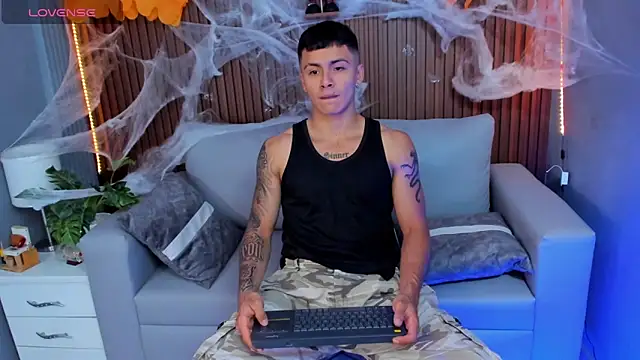 Snapshot of Leo_santoro chatting on October 18, 1:56 pm Leo santoro online show from October 18, 1:56 pm