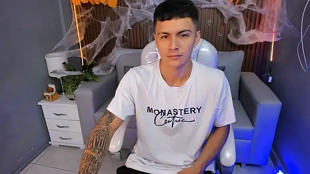 Snapshot of Leo_santoro chatting on October 20, 12:27 pm Leo santoro online show from October 20, 12:27 pm